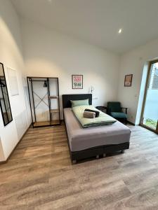 een slaapkamer met een bed in een kamer bij City-Apparte Boarding -Einzel-Studios- Grenznähe NL in Gronau
