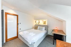 En eller flere senge i et værelse på 3 Bedroom Semi-Detached House Ideal for Corporate Stays in Nottingham