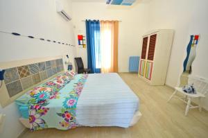 een slaapkamer met een groot bed in een kamer bij CASA MONDRIAN in Tiggiano