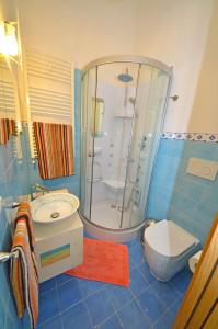 een badkamer met een douche, een toilet en een wastafel bij CASA MONDRIAN in Tiggiano