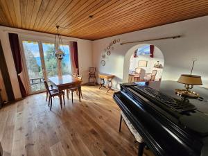 sala de estar con mesa y comedor en La Pergola, en Montreux