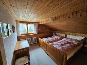 ein Schlafzimmer mit einem Bett in einem Holzzimmer in der Unterkunft La Pergola in Montreux