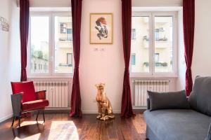 ローマにあるIl Principe, Elegant Family Apartment two bedroom near Colosseumの隅に犬の像が置かれたリビングルーム
