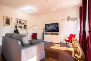 ローマにあるIl Principe, Elegant Family Apartment two bedroom near Colosseumのソファとテレビのあるリビングルーム