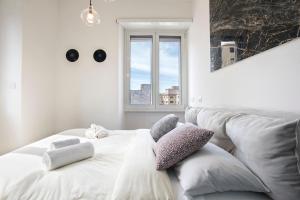 ローマにあるIl Principe, Elegant Family Apartment two bedroom near Colosseumの白いベッド(枕付)、ソファが備わります。 +34枚の写真