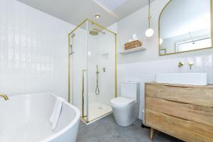 a bathroom with a tub and a toilet and a sink at 3 Bedroom Semi-Detached House Ideal for Corporate Stays in Nottingham in Nottingham