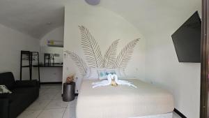 sypialnia z łóżkiem z rośliną w obiekcie Alborada Boutique Stay w mieście Uvita