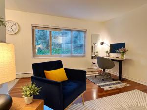 a living room with a blue chair and a desk at Cozy 1BR with Free Parking Downtown Conv Center in Seattle