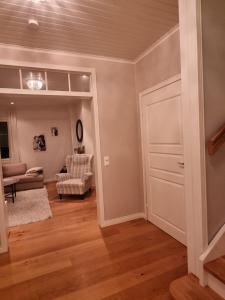 uma sala de estar com uma porta que leva a uma sala de estar em Beautiful townhouse, piece of luxury em Pori