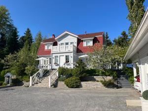 uma grande casa branca com um telhado vermelho em Beautiful townhouse, piece of luxury em Pori
