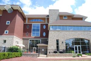 un grande edificio in mattoni con finestre di Corner suite at Peninsula Bay Resort awaits a Traverse City