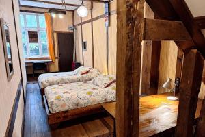 プエルト・バラスにあるMaPatagonia Hostel Monumento Nacionalのベッド1台とソファが備わる小さな客室です。