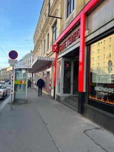 osoba idąca po chodniku przed sklepami w obiekcie Reiner Apartment w Wiedniu