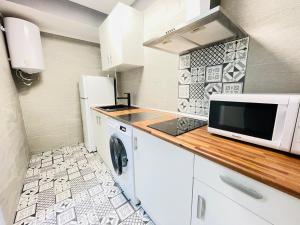 A kitchen or kitchenette at Elegance Plaza - Salou Suites