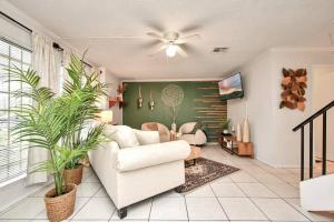salon z kanapą i 2 roślinami w obiekcie 5 Beds - 3 Bedrooms Near Galleria With Patio w mieście Houston