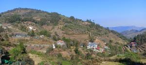 un pueblo al lado de una montaña en Close 2 Heaven, en Kodaikanal