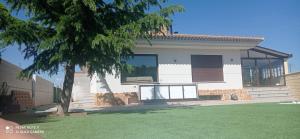 a house with a tree in front of it at Pandora Casa Rural en Madrigueras in Albacete