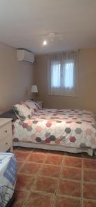 - une chambre avec un lit et une fenêtre dans l'établissement Pandora Casa Rural en Madrigueras, à Albacete