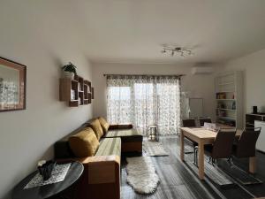 sala de estar con sofá y mesa en Bonvenon en Szombathely