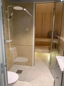 een badkamer met een douche en een toilet bij Ski in/ski out i Funäsdalen! Nybyggt i toppenläge in Funäsdalen