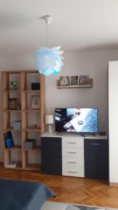 uma sala de estar com televisão e tecto em Barbara em Bjelovar