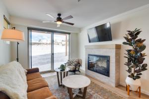 salon z kanapą i kominkiem w obiekcie 2 Mi to Fraser Tubing Hill Condo with Fireplace! w mieście Fraser