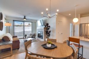 jadalnia i salon ze stołem i krzesłami w obiekcie 2 Mi to Fraser Tubing Hill Condo with Fireplace! w mieście Fraser