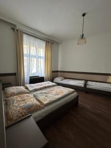 1 dormitorio con 2 camas y ventana en Kreiner 12 Apartment, en Viena