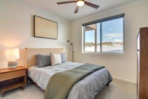 sypialnia z łóżkiem i oknem w obiekcie 2 Mi to Fraser Tubing Hill Condo with Fireplace! w mieście Fraser