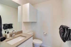 biała łazienka z umywalką i toaletą w obiekcie 2 Mi to Fraser Tubing Hill Condo with Fireplace! w mieście Fraser +28 zdjęć