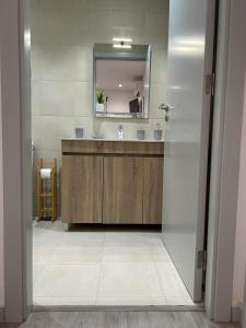 ein Bad mit einem Waschbecken und einem Spiegel in der Unterkunft Alojamento Moinho d`Óbidos in Óbidos
