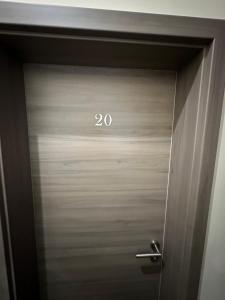 eine Tür mit der Nummer drauf. in der Unterkunft City Apartments - Nürnberg Altstadt in Nürnberg