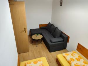 uma sala de estar com um sofá e uma mesa em Apartmán LUCKA em Donovaly