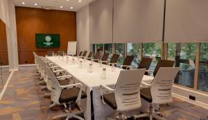 een grote vergaderzaal met een lange tafel en stoelen bij Best Hotel in Lagos - The Delborough in Lagos