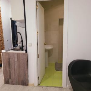 y baño con lavabo y aseo. en ROOMS OPERA, en Madrid