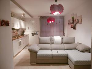 a living room with a couch and a kitchen at Appartamento Sol in Puerto del Rosario