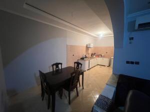 uma cozinha e sala de jantar com mesa e cadeiras em Appartement 5 en 2eme étage em Oujda
