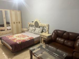 um quarto com uma cama, um sofá e uma mesa de centro em Appartement 5 en 2eme étage em Oujda