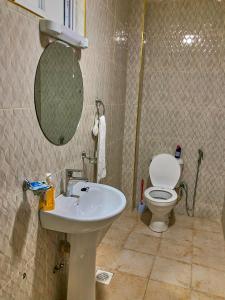 y baño con lavabo y aseo. en SHIMBA SPRINGS MBUYU. ( Malindi), en Malindi