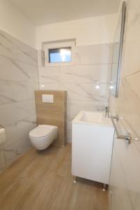 Kúpeľňa v ubytovaní Holiday Home Milan Borje + 24 fotografií