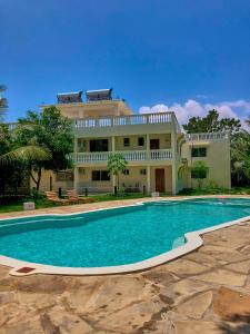 una casa con piscina frente a un edificio en SHIMBA SPRINGS MBUYU. ( Malindi), en Malindi