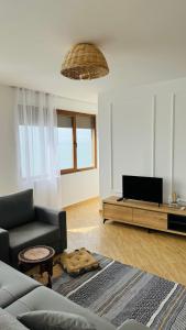 TV a/nebo společenská místnost v ubytování Currila Stays 14V