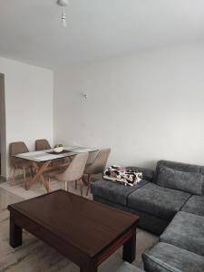 - un salon avec un canapé et une table dans l'établissement Eden Homes - NEAR JKIA & SGR, à Nairobi