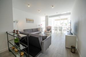 un soggiorno con divano e tavolo di Nordik Apartments Urban - Bellavista "Moskenes" a Málaga