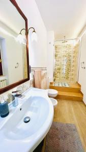 a bathroom with a white sink and two toilets at Graziosa Camera privata vista mare in centro in Peschici