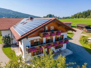 une image d'une maison avec des panneaux solaires sur le toit dans l'établissement Sotterhof - Chiemgau Karte, à Inzell