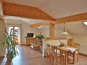 eine Küche und ein Esszimmer mit einem Tisch und Stühlen in der Unterkunft Sotterhof - Chiemgau Karte in Inzell