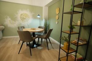 a dining room with a table and chairs at Green Studio in Tîrgu Neamţ