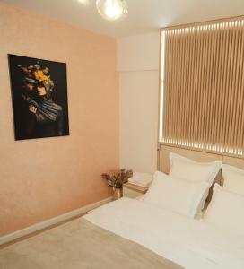 sypialnia z białym łóżkiem i oknem w obiekcie Green Studio w mieście Târgu Neamț