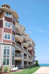 un condominio alto con una tavola da surf di fronte di Spacious furnished suite at Peninsula Bay Resort a Traverse City